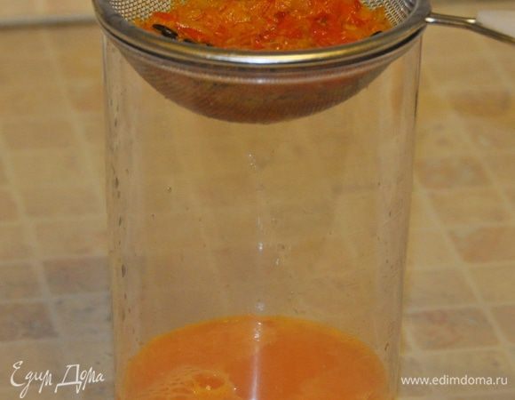 Процедить облепиховое пюре через сито, чтобы избавиться от косточек.