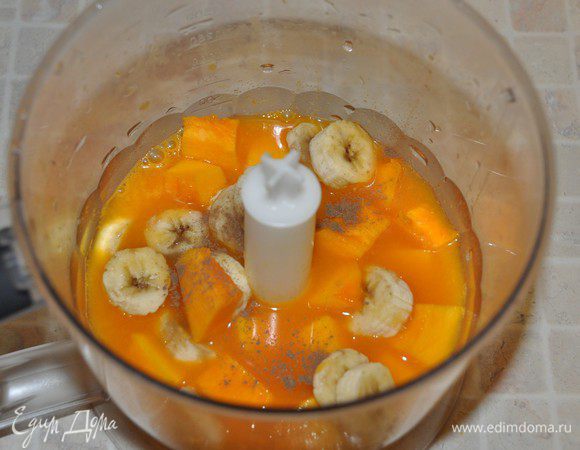 Перелить облепиховый сок обратно в блендер. Добавить щепотку молотой корицы. Добавить кусочки тыквы и банана. Всё взбить до однородного состояния на большой скорости 2-3 минуты.