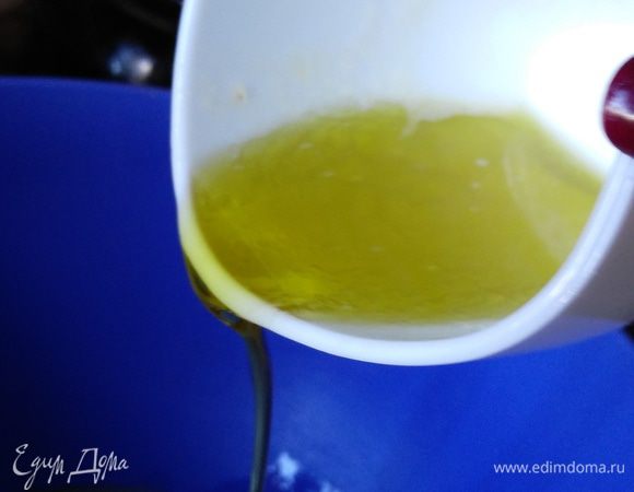 Смешать в миске сахар (у меня пополам белый и коричневый), растопленное сливочное и растительное масло (у меня оливковое). Хорошо взбить.