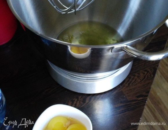 Яйца разделить на белки и желтки.