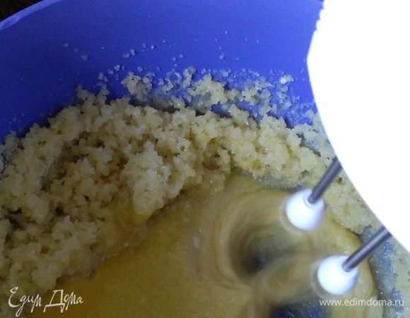 Не прекращая взбивать, ввести в масляную смесь по одному желтки.