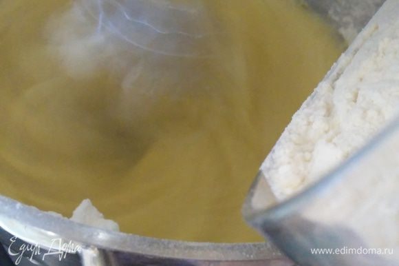 Муку просеять с содой и порциями, чередуя с кефиром, ввести в масляную смесь. Начать и закончить мукой.