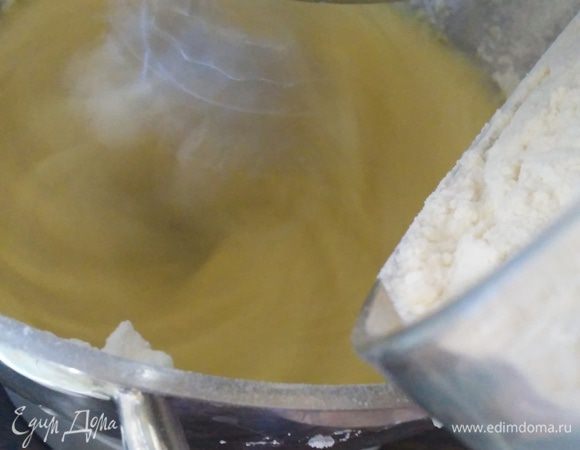 Муку просеять с содой и порциями, чередуя с кефиром, ввести в масляную смесь. Начать и закончить мукой.