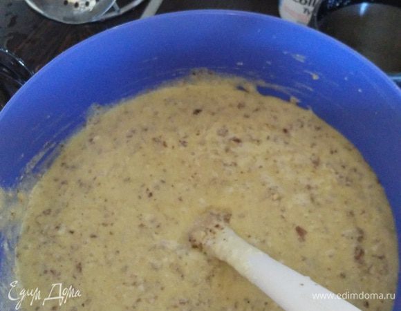 Вмешать в тесто измельченные орехи, порциями аккуратно ввести белки. Духовку разогреть до 180С. Форма у меня 18 см. Я взвесила готовое тесто, чтобы получить одинаковые коржи. Вышло 4 коржа по 350 гр теста