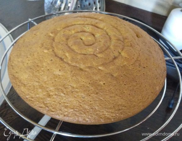 Остудить коржи на решетке.