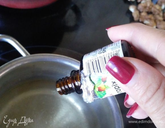 Пока пекутся коржи, сварить сироп из 100 гр сахара и воды, добавить по желанию ароматизатор (у меня ореховый) и ложку коньяка.