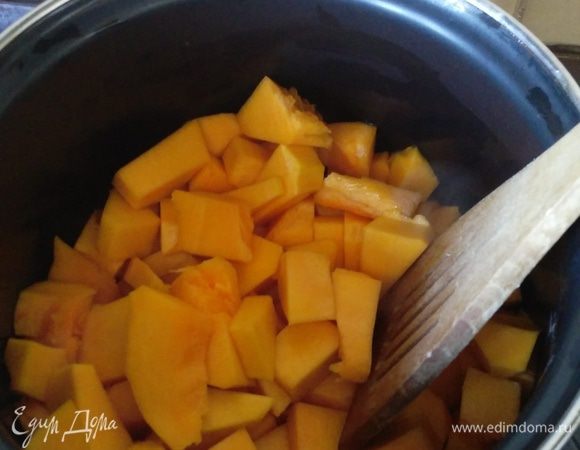 Тыкву очистить (вес дала уже очищенной), порезать на кусочки и протушить до готовности с ложкой воды.