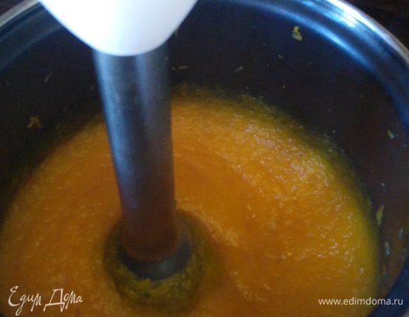 Горячую тыкву пюрировать блендером.