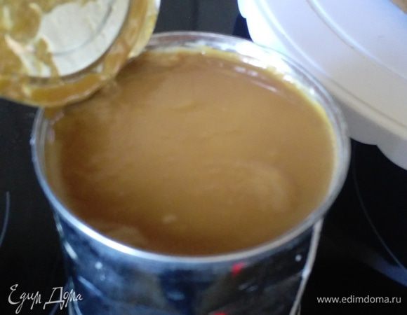 И половину банки вареной сгущенки. Взбить хорошенько и поставить охлаждаться.