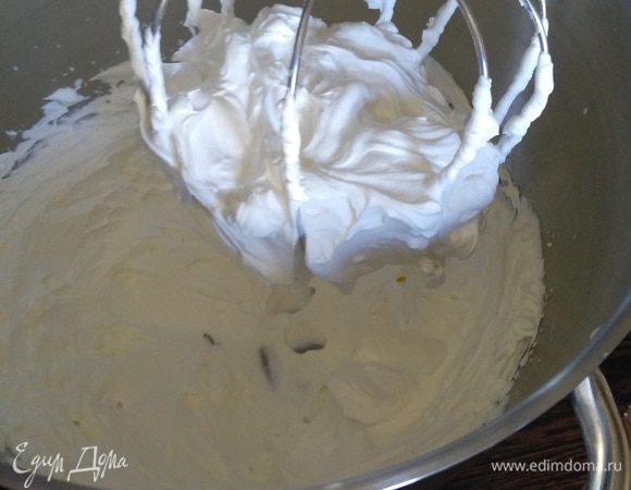 Очень холодные жирные сливки взбить, добавить тоже очень холодный сливочный сыр.