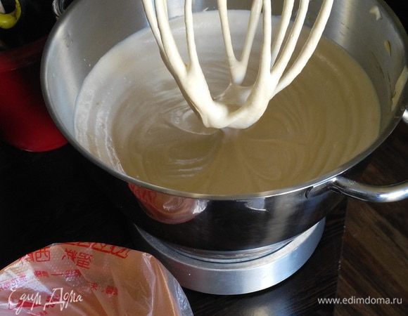 Готовый мусс переложить в кондитерский мешок (я использую одноразовый, без насадки, просто отрезаю кончик) и отправить еще раз в холодильник.