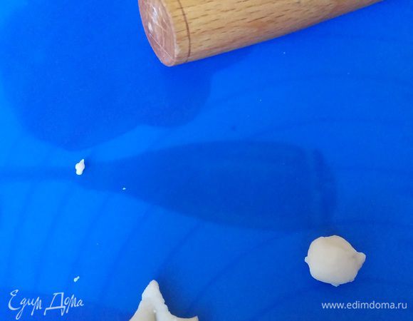 Тесто для декора я "утащила" из рецепта свадебного каравая, только добавила ложечку сахарной пудры. Нужно взвесить белок и добавить муку в количестве 2-х весов белка. Получается очень эластичное тесто, которое быстро сохнет, поэтому нужно завернуть в пленку. Листики я вырезала из тонко раскатанного теста, ножом, используя бумажный трафарет.