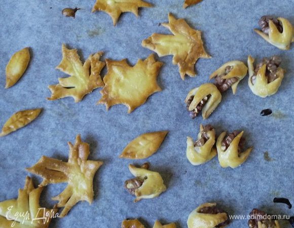 Смазала желтком и запекла до золотистого цвета.