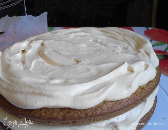 Сборка торта. Мусс нанести по спирали, толщина сантиметр +-.