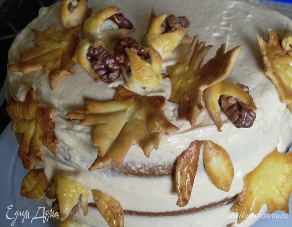 На верх торта также нанести мусс и разровнять шпателем. Бока обмазать при помощи шпателя, нанося немного мусса, чтобы сохранить эффект "голого торта". Произвольно украсить листиками и орешками 