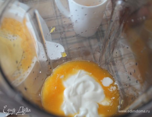 В сок добавляем кефир (у меня домашний из закваски).