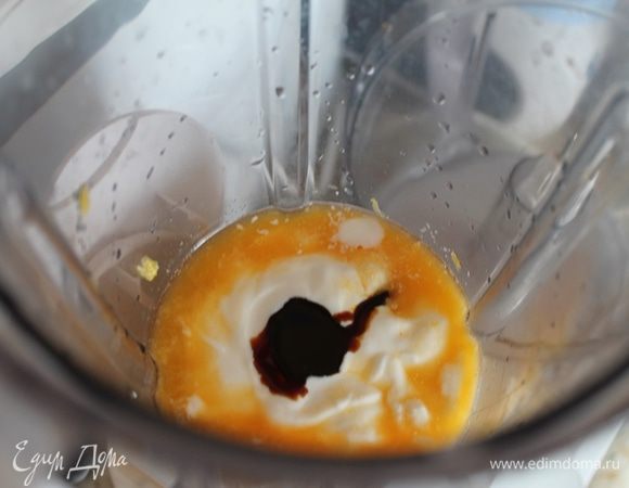 Туда же выливаем сироп.