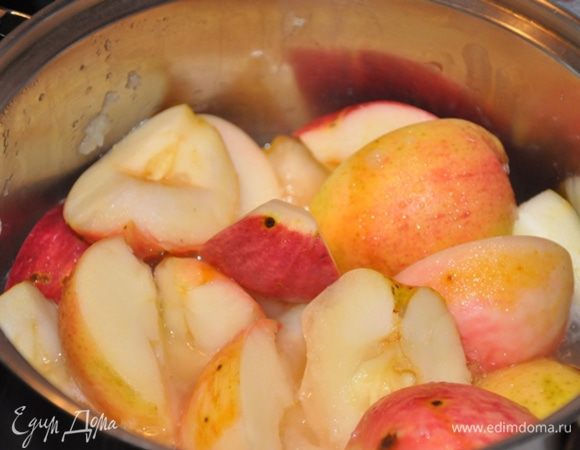 Яблоки режем на четыре части, вынимаем косточки и палочки, варим в кастрюле, добавив на дно небольшое количество воды. Варим как для яблочного пюре. Крышку не поднимаем, пока яблоки не превратятся в мякоть.