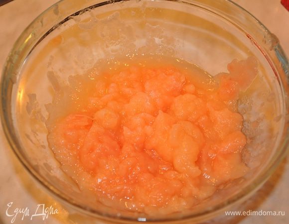 Протираем яблоки ложкой через дуршлаг. Все шкурки и косточки остаются отдельно. Наш результат - мягчайшее пюре.
Добавляем ванилин. 
Добавляем отжатый желатин.