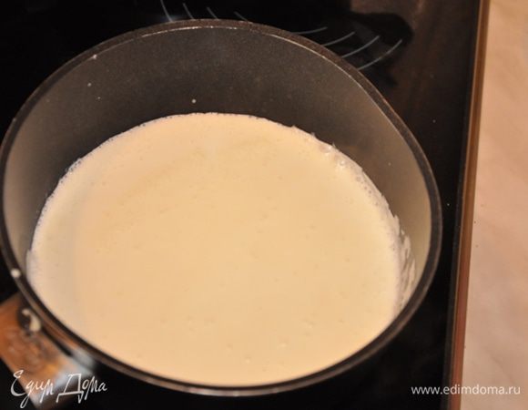 Одновременно подогреваем сливки, но не до кипения! 