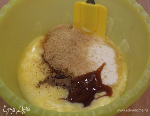 Смешайте мягкое масло, сахар, мед, корицу и соль.