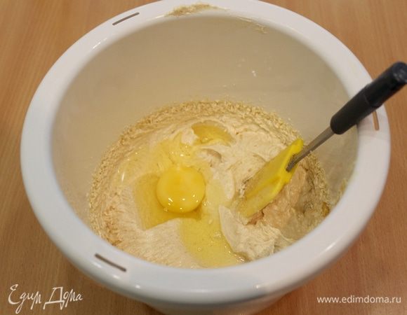 По одному вбивайте яйца.