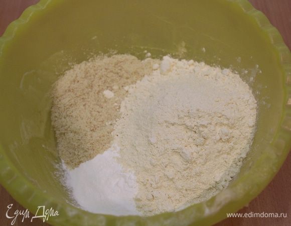 Отвесьте крахмал, миндальную муку, кукурузную муку, добавьте к масляной смеси.