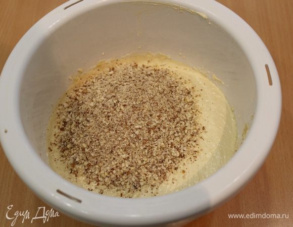  Добавить миндаль рубленный, перемешать.