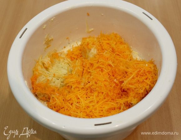 Добавить морковь и яблоко натертые на мелкой терке, разрыхлитель,  перемешать лопаточкой.