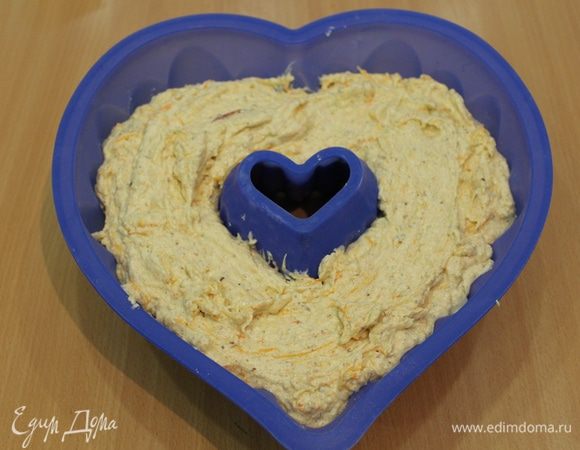 Выложить в смазанную форму и отправить в разогретую духовку при температуре 180гр на 40-45 мин. Возможно, кекс придется накрыть фольгой. 