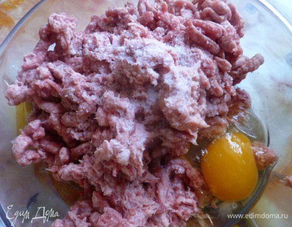 В фарш добавить яйцо и соль по вкусу, хорошо перемешать.