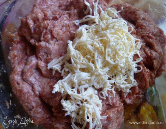 Добавить любой тертый сыр. У меня же плавленный.
Перемешать.