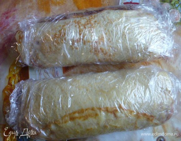 С помощью пленки завернуть в плотный рулет, а затем завернуть в пленку.
Таким образом сделать второй рулет.
Положить рулеты в морозилку на 2 часа.