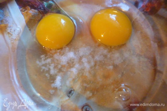 Готовим кляр. 2 яйца с солью перемешать.