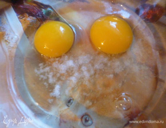 Готовим кляр.
2 яйца с солью перемешать.