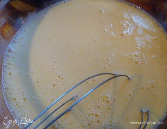 Влить молоко, перемешать до однородности.