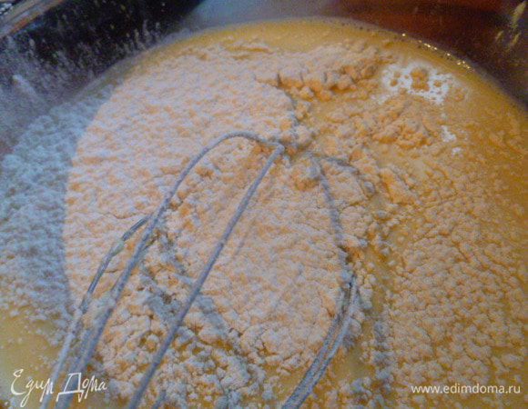 Добавить просеянную муку и перемешать до однородности.