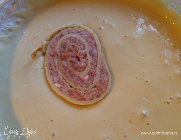 Каждый кусочек рулета обмакиваем в кляре с двух сторон при помощи вилки.