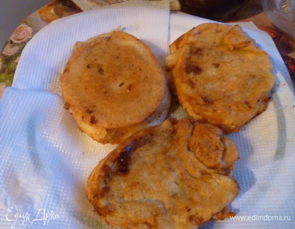 Обжарить на разогретом растительном масле с двух сторон до золотистого цвета.
Масла нужно совсем немного, можно даже сковороду только смазать, тогда улитки будут чуть суше.
Выкладывать на бумажную салфетку.
