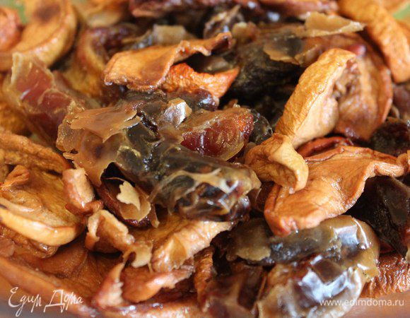 Финики, изюм и сушеные яблоки промываем. Сушеные яблоки на пару минут замачиваем при необходимости.

Добавив орехи, пропускаем эту массу через мясорубку.

Потом добавляем кунжут, какао, корицу, при желании мед и все хорошо вымешиваем. 