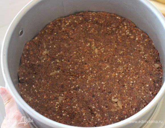 Вот и основа готова. Получается густая и сладка масса, которую выкладываем в разъемную форму, разравниваем и утрамбовываем.

Диаметр формы - 20 см.