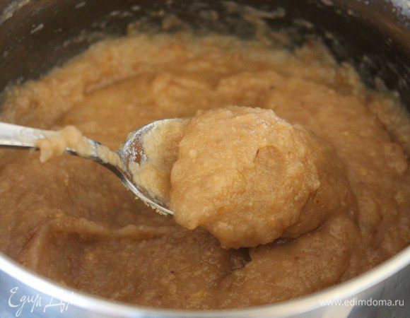 Пюре вы можете купить готовое, а может сделать сами, как в моем случае.

Сделать самим можно в нескольких вариантах: запечь кусочки яблок в духовке, в микроволновке или же протушить на плите. Я запекла яблоки в духовке, после этого пюрировала блендером.

На 700 гр готового пюре ушло 6-7 яблок среднего размера (даже больше среднего).

Добавляем в пюре желатин, размешиваем и даем постоять минут 5. Поставить кастрюльку на огонь и нагреть, помешивая, дожидаясь полного растворения желатина (я мешала 5 минут), до кипения не доводить!