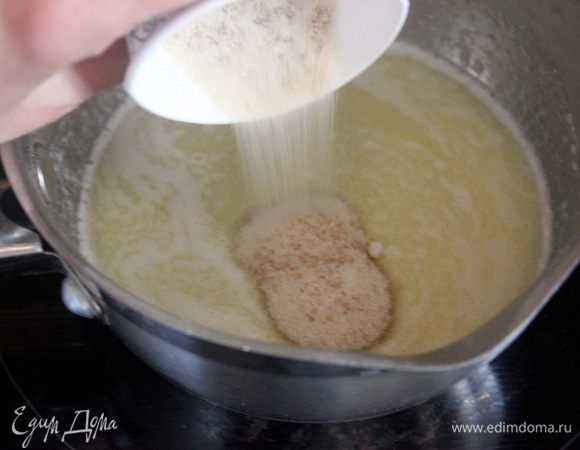 Яблоки очистите, удалите сердцевину и нарежьте дольками. В небольшом сотейнике с толстым дном разогрейте сливочное масло, всыпьте тростниковый сахар, прогрейте 2 минуты.  