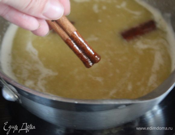 Добавьте яблоки, семена ванили, палочку корицы и готовьте еще 7–10 мин. 