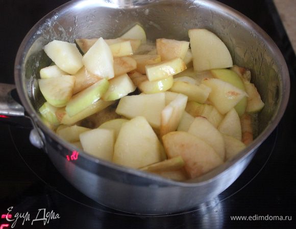 За 5 минут до конца приготовления добавьте сливки. Доведите их до кипения на слабом огне, проварите 2–3 мин, снимите сковороду с плиты и немного остудите. Удалите палочку корицы. Яблоки дадут сок, его мы сохраним, чтобы позже добавить в тесто. 
