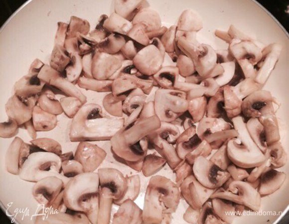 Шампиньоны нарезаем. Обжариваем на сковородке до выпаривания воды.