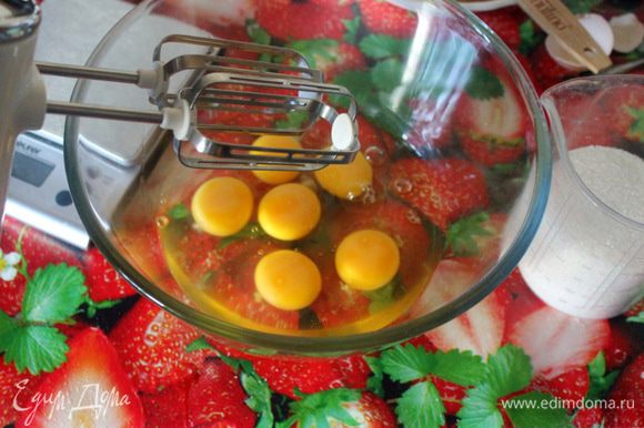 Для теста взбейте яйца, соль и 300 гр сахара в пышную пену.