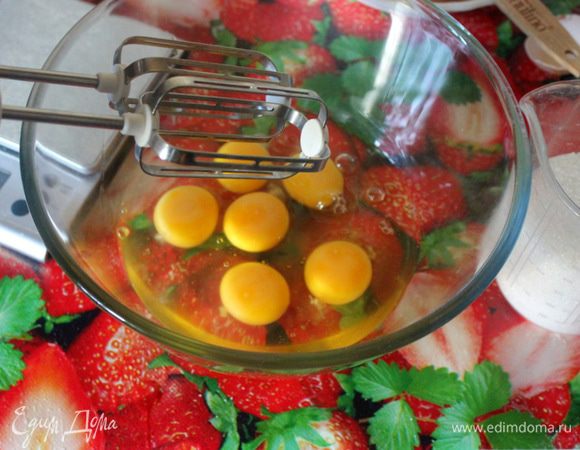 Для теста взбейте яйца, соль и 300 гр сахара в пышную пену. 
