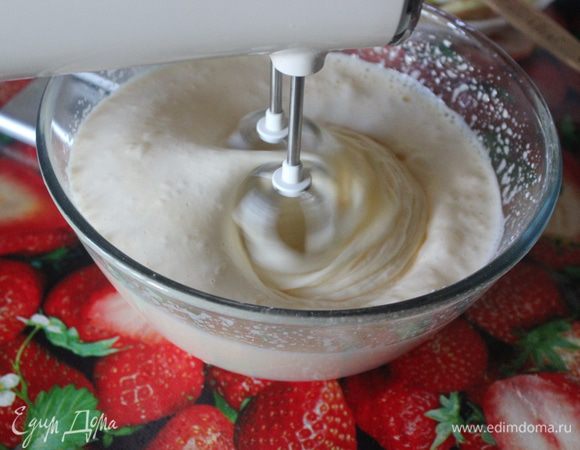 Взбивайте 10 минут. Масса должна увеличиться в объеме, поэтому берите большую, высокую и широкую миску.