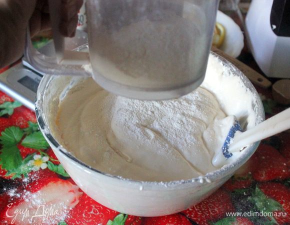 Добавьте просеянную муку, аккуратно перемешайте, насыщая тесто воздухом. На этом этапе важный момент не переусердствовать!